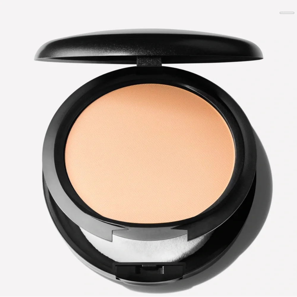 NW22 Foundation 12-hour, medium-2-full coverage, ultra-matte, controls oil/shine - Picture 2 of 4